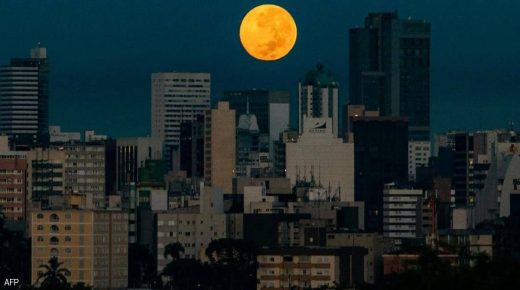 “قمر الفراولة”.. العالم يترقب آخر “عملاق” هذا العام