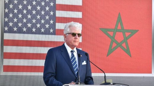 توشيح السفير السابق للولايات المتحدة بالمغرب بالوسام العلوي من درجة قائد
