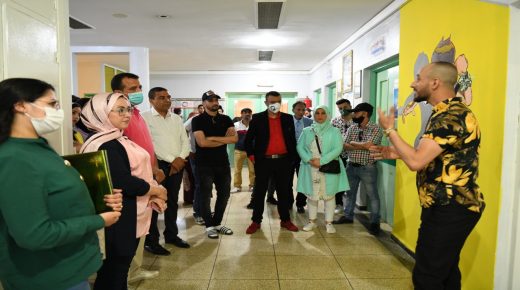جمعية كلنا للخير تزين جناح خاص للاطفال من مالها الخاص