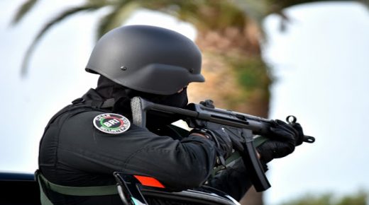 عناصر أمنية تضطر لاستخدام أسلحتها الوظيفية لتوقيف ثلاثة أشخاص عرّضوا المواطنين وعناصر الشرطة لاعتداء خطير