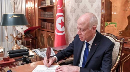 A handout picture provided by the Tunisian Presidency Press Service shows President Kais Saied writing a letter at the Carthage Palace outside the capital Tunis, on February 19, 2020. (Photo by - / TUNISIAN PRESIDENCY / AFP) / === RESTRICTED TO EDITORIAL USE - MANDATORY CREDIT "AFP PHOTO / HO / PRESIDENCY PRESS SERVICE " - NO MARKETING NO ADVERTISING CAMPAIGNS - DISTRIBUTED AS A SERVICE TO CLIENTS ===