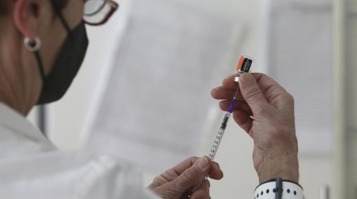 بعد حصول بلدهم على مساعدات طبية: تونسيون يدعون لتسريع حملات التلقيح