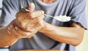 أمل لمرضى باركنسون.. مركب موجود في الفاكهة يحمي الدماغ
