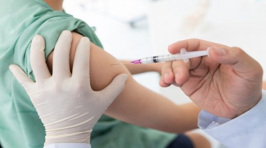 وزير الصحة يحث المواطنين على تلقي اللقاح