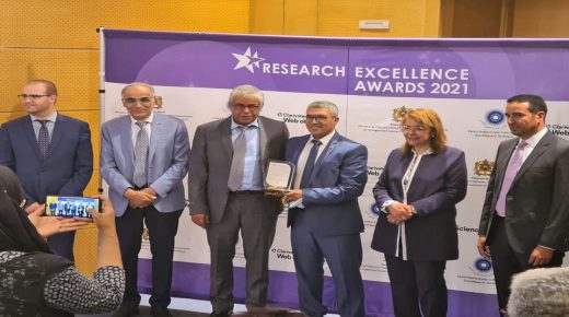جامعة وجدة على منصة التتويج بجائزة “التميز العلمي” بالرباط ومؤسسة عالمية تجدد الاعتراف بمجلة الدكتور حموتي