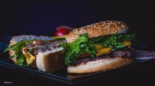 باحثون يكشفون سر إنتاج “برغر” نباتي بنكهة اللحم