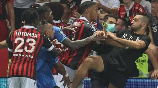 مشاهد مؤسفة بالدوري الفرنسي.. اعتداءات وقوارير وإلغاء مباراة
