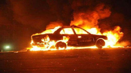على نقطة أداء الطريق السيار بعين الشقف.. النار تلتهم سيارة خفيفة أمام دهشة وعجز الحاضرين