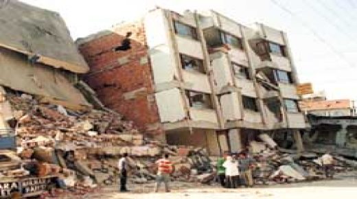 IZM01:TURKEY-QUAKE:IZMIT,TURKEY,17AUG99 - People inspect the wreckage of houses in Izmit, in the aftermath of an earthquake, measuring 6.7 Richter scale, that hit western Turkey in the early hours of August 17. State-run Turkish television reported that the death toll was approaching 500. as/str REUTERS