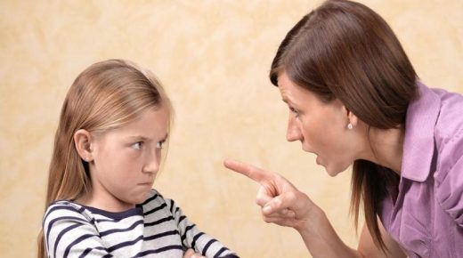 عبارات خاطئة تؤثر في نفسية طفلك بشكل سلبي تجنبي قولها له