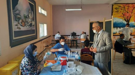 المدير الإقليمي للتربية والتكوين بالحاجب يتفقد عملية التلقيح بإقليم الحاجب