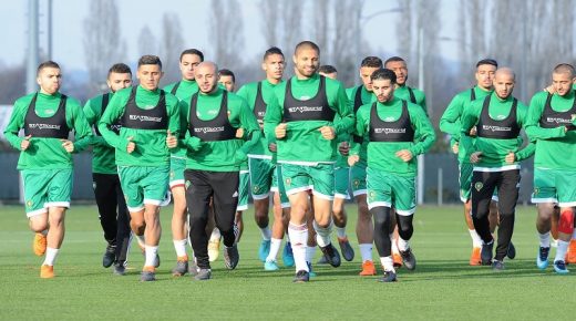 لاعبو المنتخب: عشنا لحظات صعبة بغينيا والملك أمن لنا حراسة مشددة