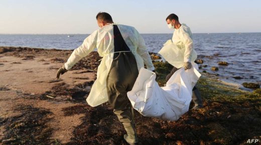 Tunisian civil protection workers recover the body of an African migrant near the eastern city of Zarzis, on July 16, 2019. - A string of deadly shipwrecks since May have left Tunisia overwhelmed with bodies and struggling to find them a final resting place.
More than 80 drowned migrants have been retrieved from Tunisian waters, most of them victims of a deadly July 1 shipwreck that left only three survivors. (Photo by FATHI NASRI / AFP)