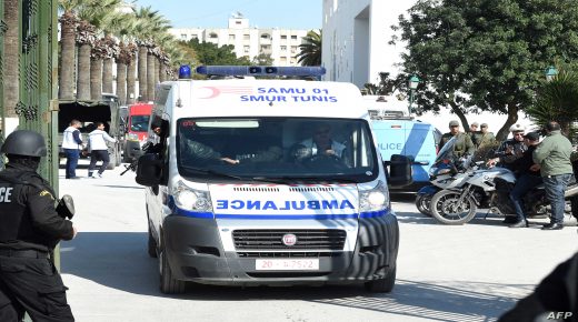 Tunisian security forces open a gate to allow an ambulance carrying wounded victims from a gunmen attack at Tunis' famed Bardo Museum on March 18, 2015 to pass. At least 17 foreigners were killed, they were among 19 people who died in the attack by two men armed with assault rifles on the museum, the interior ministry said. The attack appeared to be the worst on foreigners in Tunisia since an Al-Qaeda suicide bombing on a synagogue killed 14 Germans, two French and five Tunisians on the island of Djerba in 2002. AFP PHOTO / FETHI BELAID (Photo by FETHI BELAID / AFP)