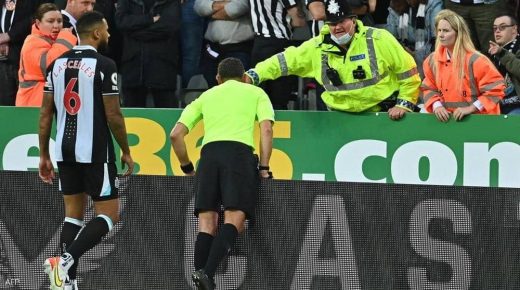 لاعب توتنهام يطلب من الحكم إيقاف المباراة لهذا السبب