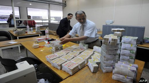 Tunisian central bank employees stock foreign bills on October 7, 2008 in Tunis. AFP PHOTO FETHI BELAID (Photo by FETHI BELAID / AFP)