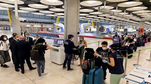 الأمن الإسباني يوقف 14 شخصا كانوا في طريقهم للمغرب باختبارات تلقيح مزورة