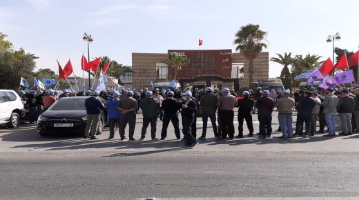 تازة: وقفة احتجاجية صاخبة للتنسيق النقابي الرباعي تنديدا بالتدبير الانفرادي والمرتجل للمديرية الاقليمية للتعليم بتازة