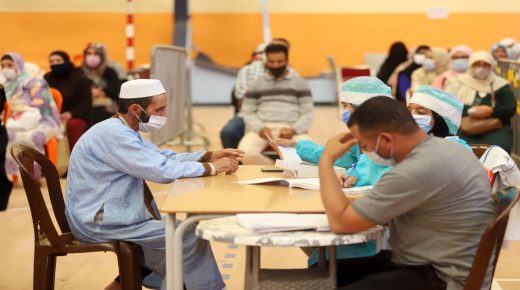 اللجنة العلمية المكلفة بمتابعة جائحة “كورونا”، ضعفا في الإقبال على التلقيح
