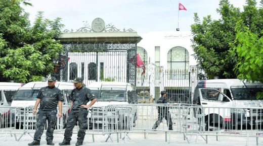 قوات الأمن التونسي تعزّز تواجدها لمنع الدخول إلى مقرّ البرلمان