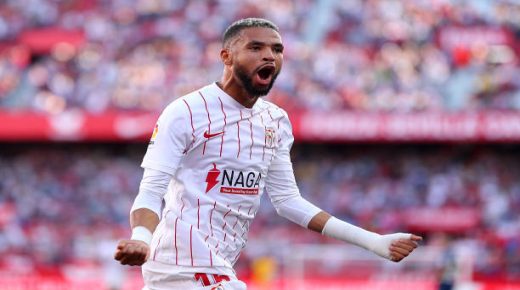 SEVILLE, SPAIN - SEPTEMBER 25: Yousseff En-Nesyri of Sevilla celebrates after scoring their team's first goal during the La Liga Santander match between Sevilla FC and RCD Espanyol at Estadio Ramon Sanchez Pizjuan on September 25, 2021 in Seville, Spain. (Photo by Fran Santiago/Getty Images)