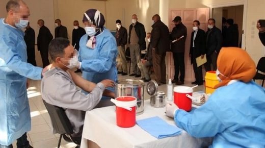 الحكومة تسجل بارتياح الإقبال الكبير على مراكز التلقيح بعد اعتماد المقاربة الاحترازية الجديدة القائمة على جواز التلقيح