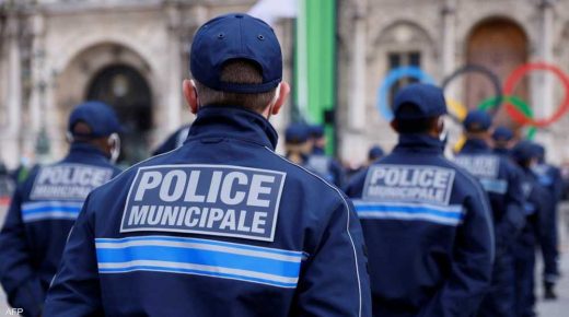 وزير الداخلية الفرنسي يعلن عن طعن شرطي في باريس