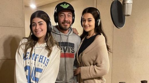 أحمد زاهر وابنتيه ملك وليلى يجرون بروفات مسرحية “عيلة لاسعة جدا”