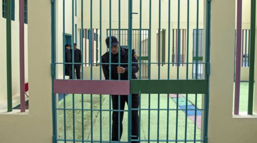 A prison warden locks a gate at the Oukacha prison in Casablanca on February 1, 2018. / AFP PHOTO / FADEL SENNA