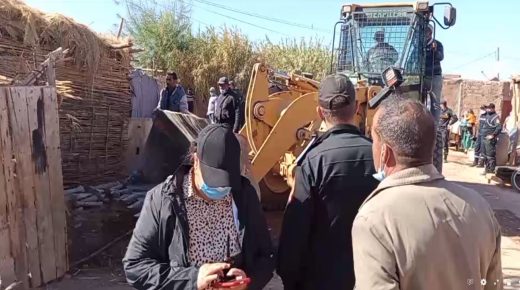الجرافات والشاحنات في هدم أزيد من 30 منزل عشوائي بمقاطعة النخيل بمراكش