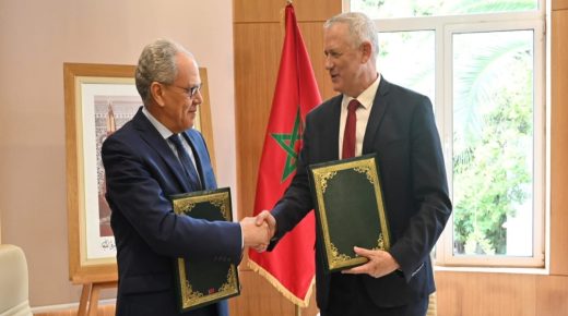 وزير الدفاع الإسرائيليي يزور ضريح محمد الخامس ويوقع اتفاقية للتعاون الأمني مع المغرب