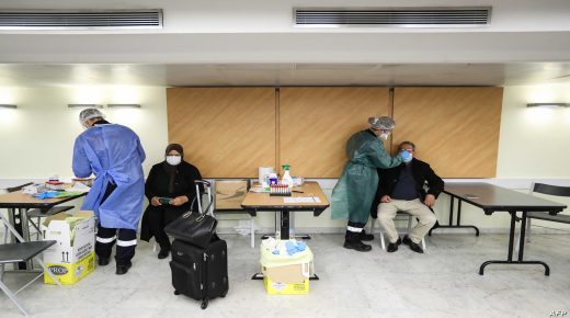 Health workers take nasal swabs of passengers for a Covid-19 coronavirus test upon their arrival from the Tunisian capital of Tunis at Nice airport in Nice, southern France, on February 22, 2021. - The French Riviera will go into lockdown for the next two weekends to contain Covid-19 which has been spreading faster in the tourist hotspot than elsewhere in France, the region's top official said on February 22, 2021. Controls at airports and at the land border the southern Alpes-Maritimes region shares with Italy would be tightened over the next two weeks, prefect Bernard Gonzalez said, and stores larger than 5,000 metres square (54,000 square feet) would be closed. (Photo by Valery HACHE / AFP)