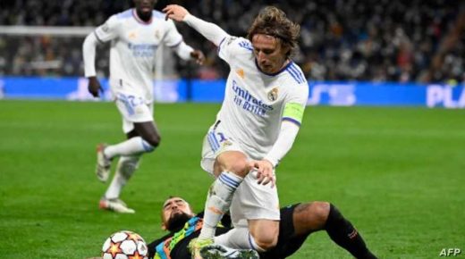 Real Madrid's Croatian midfielder Luka Modric (Top) fights for the ball with Inter Milan's Chilean midfielder Arturo Vidal during the UEFA Champions League first round group D football match between Real Madrid and Inter Milan at the Santiago Bernabeu stadium in Madrid on December 7, 2021. (Photo by PIERRE-PHILIPPE MARCOU / AFP)