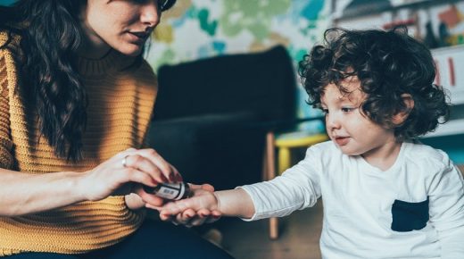 التقلبات الجوية والمناعة.. خطأ تقع فيه الأمهات مع أطفالهن