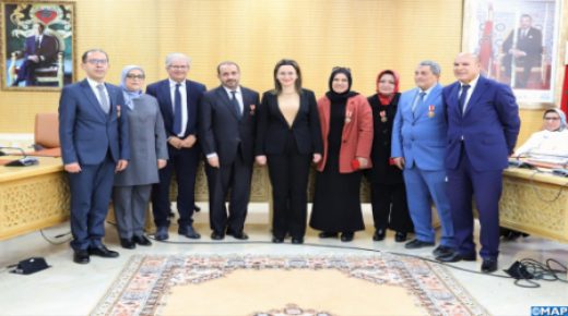 تسليم أوسمة ملكية لموظفين بالوزارة المنتدبة المكلفة الانتقال الرقمي وإصلاح الإدارة