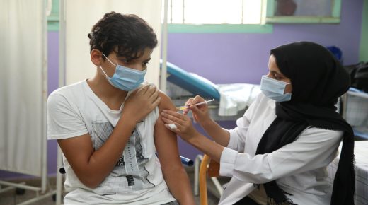 خبير: تقليص المدة بين الجرعة الثانية والثالثة يمنح حماية أفضل ضد “أوميكرون”
