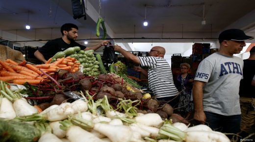 People shop for vegetables and fruits at a market in Algiers, Algeria August 22, 2019. Picture taken August 22, 2019. REUTERS/Ramzi Boudina