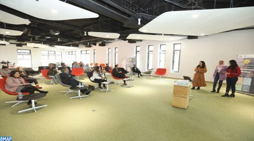 Des étudiantes présentent devant un jury composé d’experts dans le domaine de l’entrepreneuriat, leur solution se rapportant à la lutte contre l’abandon scolaire des filles en milieu rural et la promotion de leur éducation. 19122021- Benguérir