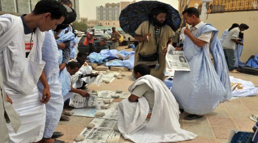 Mauritanians read newspapers on a main street in Nouakchott on June 4, 2009. Mauritania's opposition parties celebrated yesterday after obtaining a last-minute delay in presidential elections that will now take place in July with their participation. The deal, agreed after marathon talks in Dakar with international mediators, was due to be officially signed by the West African country's main political protagonists on June 3, but was deferred by a day, a diplomatic source said. AFP PHOTO/GEORGES GOBET (Photo by GEORGES GOBET / AFP)