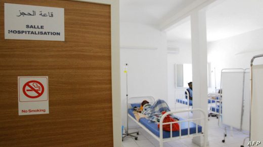 HIV-positive patients lie on their beds at the Nouakchott (CTA) Ambulatory Treatment Center in Nouakchott 27 April 2006. The French Red Cross mans 15 CTA all over the world, all specialized in AIDS. AFP PHOTO/Mehdi FEDOUACH (Photo by MEHDI FEDOUACH / AFP)