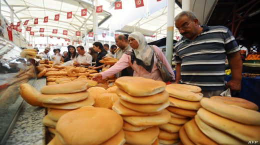 Tunisian people queue to buy bread at the central market in Tunis on July 20, 2012 as people make preparations for the Islamic holy month of Ramadan. Muslims across the world are preparing to observe the holy month of Ramadan, abstaining from consuming food and drink from dawn to dusk. AFP PHOTO / FETHI BELAID / AFP PHOTO / FETHI BELAID