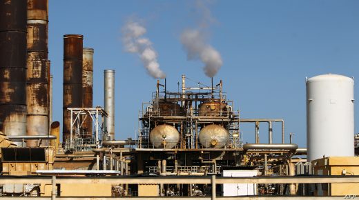 A general view shows an oil facility in the northern oil rich Libyan town of al-Buraqah on January 12, 2017.
The deeply tribal nation has been sharply divided since the 2011 ouster of longtime dictator Moamer Kadhafi, with rival militias vying for influence and control of oil resources. / AFP PHOTO / Abdullah DOMA