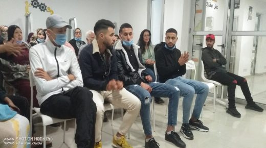 “الحيحي” يؤطر لقاءا تواصليا بالعيون حول التجارة الالكترونية.