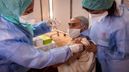 اللجنة العلمية تتدارس إمكانية “فرض” التلقيح ضد كورونا على كبار السن