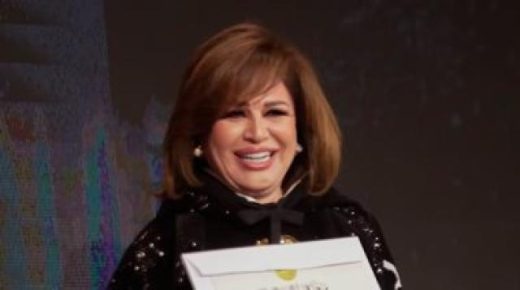 إلهام شاهين تغازل حسين فهمي: أحلى حاجة بستلم الجائزة من أجمل راجل في مصر