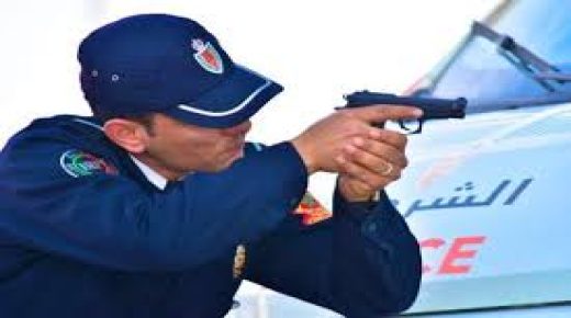 رجل أمن يطلق الرصاص لإيقاف شخص مسلح عرض سلامة المواطنين للخطر