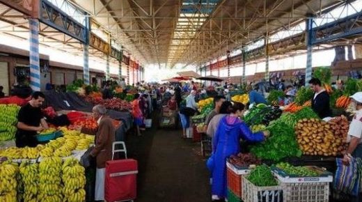 أكادير-اداونتان : الأسواق والمحلات التجارية تتميز بوفرة العرض الذي يفوق الطلب.