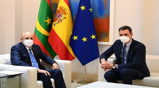 Spanish Prime Minister Pedro Sanchez (R) meets with Mauritanian President Mohamed Ould Ghazouani at La Moncloa palace in Madrid on March 17, 2022. (Photo by GABRIEL BOUYS / AFP)