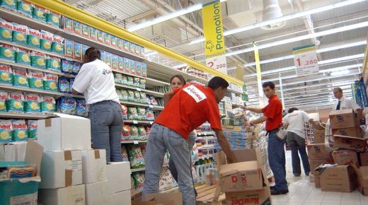 Employees of the Geant hypermarket store, belonging to the French distribution group Casino, sort goods 28 September 2005 in Tunis on the eve of the store's opening. AFP PHOTO / FETHI BELAID (Photo by Fethi Belaid / AFP)