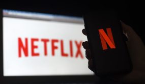 Netflix بصدد اتخاذ إجراءات صارمة ضد مشاركة كلمات المرور بين الأشخاص الذين لا يعيشون في نفس المنزل